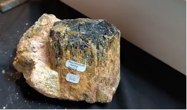 Association de Schorl, rubellite et Mica 1,109kg – Image 3