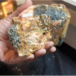 Association de Schorl, rubellite et Mica 1,109kg