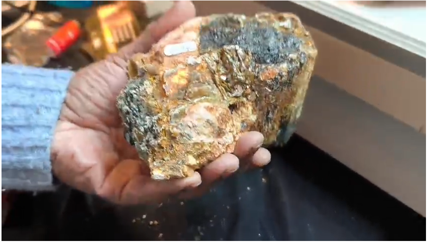 Association de Schorl, rubellite et Mica 1,109kg