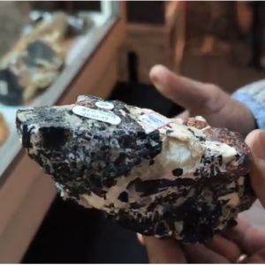 Association Quartz-Hessonite-Tourmaline 0,708 Kg